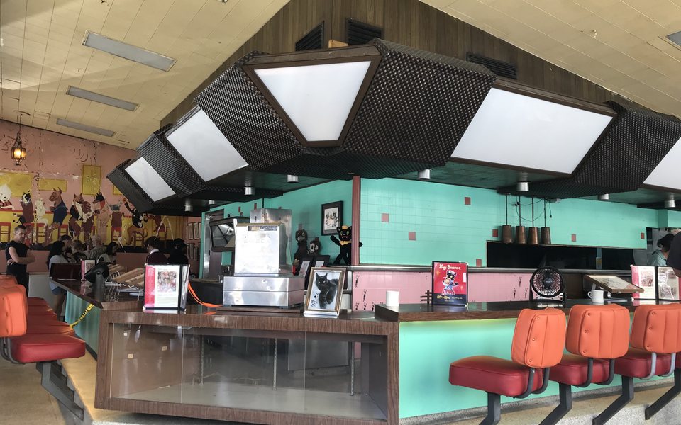 Foto kedai kopi yang belum dirapikan